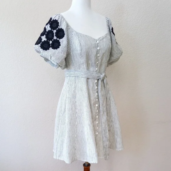 Elegant Off-Shoulder Striped Dress - Picture 9 of 16